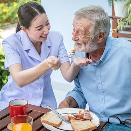 บริการ Caregiver ดูแลผู้สูงอายุ ถึงบ้าน ใส่ใจทุกช่วงชีวิต - ศูนย์ส่งคนดูแลผู้สูงอายุ ผู้ป่วย-หิรัญรักบริบาล